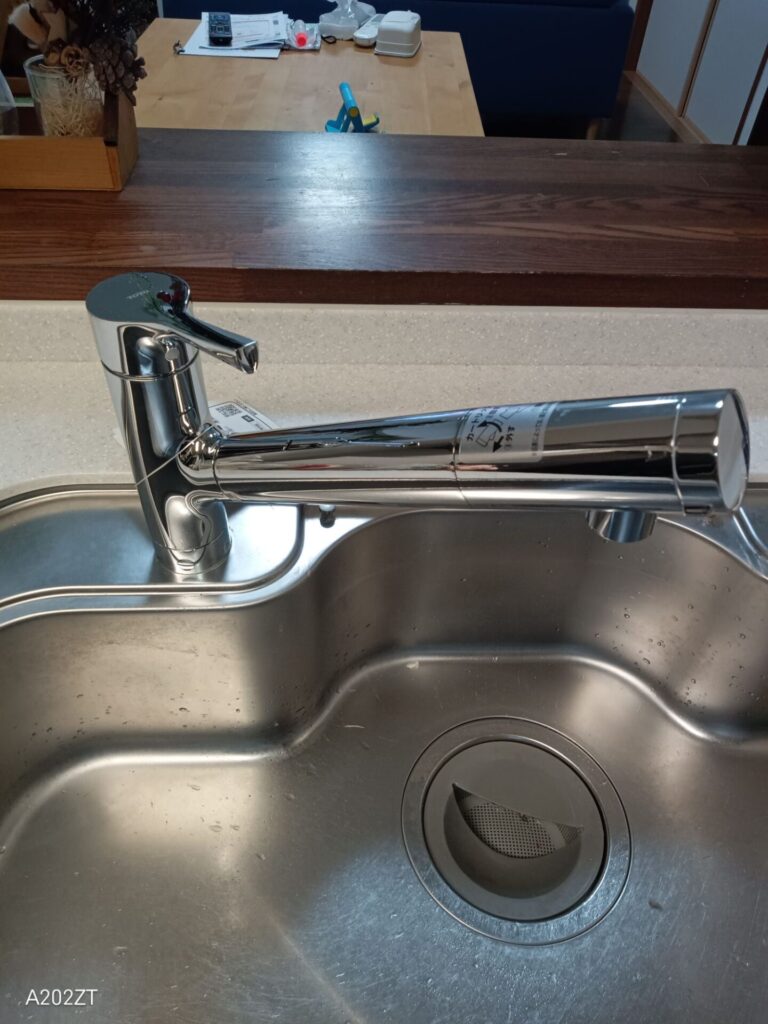 工事後の浄水器一体型水栓 TOTO TKS05308JA