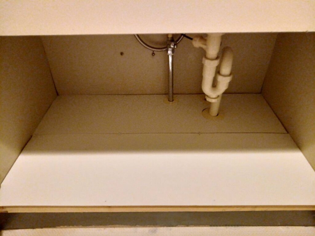 腐食した洗面下の張り替え後