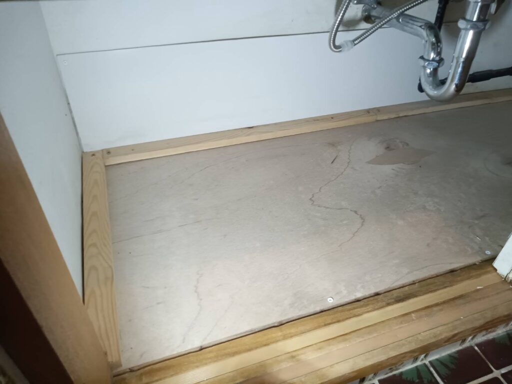 腐食した洗面下の張り替え後